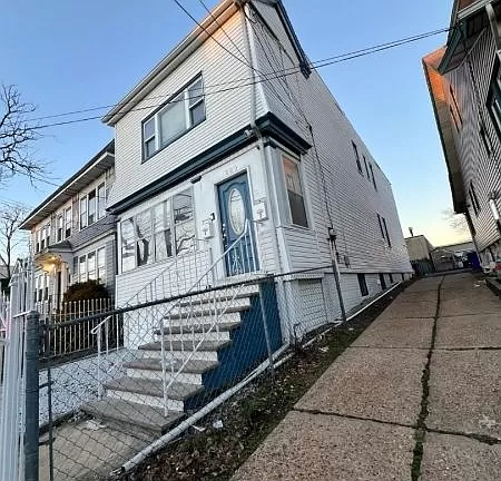 Primary Photo - 22 Welland Ave