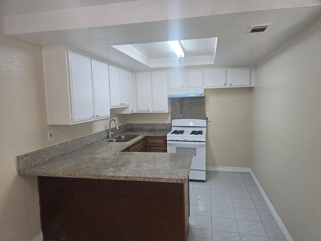 Foto del edificio - Newly Renovated 2 Bed / 2 Bath Downstairs ...