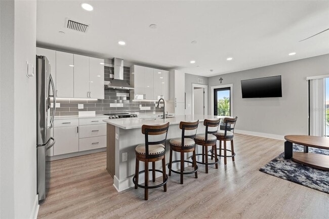 Building Photo - 12400 Capri Cir N