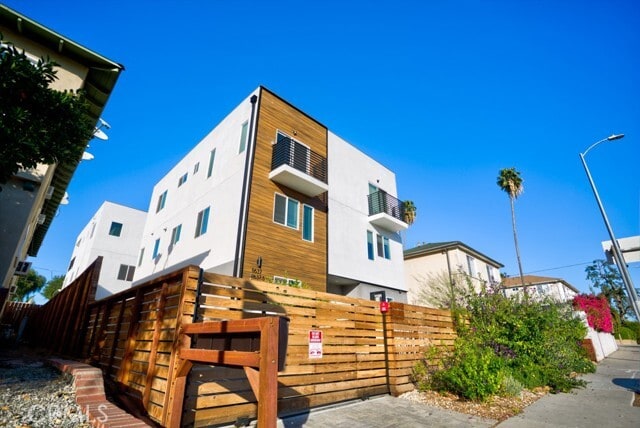 Foto del edificio - 11639 Burbank Blvd