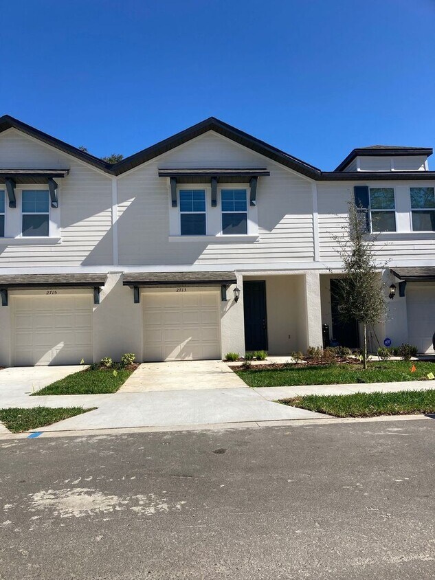 Foto principal - Like new 3 bedroom, 2.5 bathroom, 1 car ga...