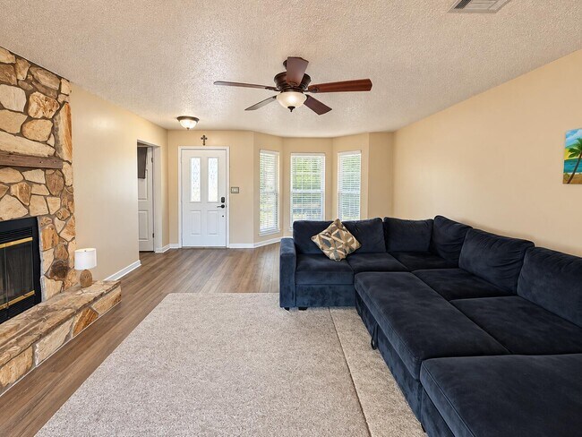 Foto del edificio - 3022 Blue Pine Ln