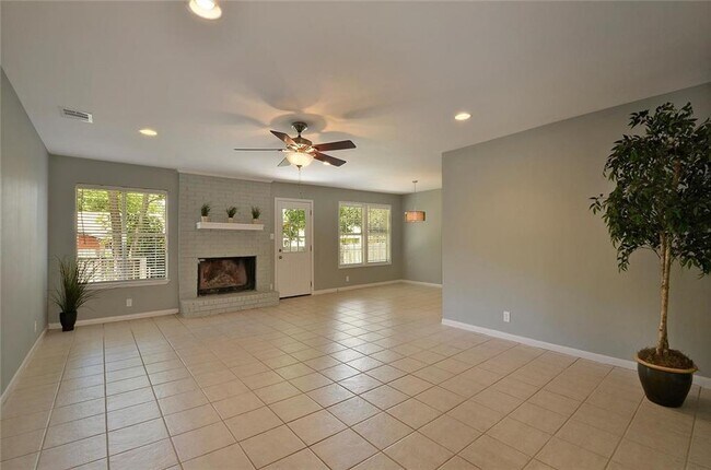Building Photo - 10110 Woodland Village Dr
