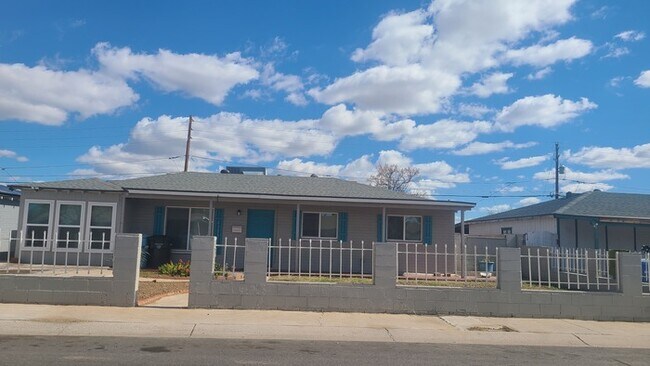Building Photo - Gorgeous family sized 4 bedroom 2 bath home
