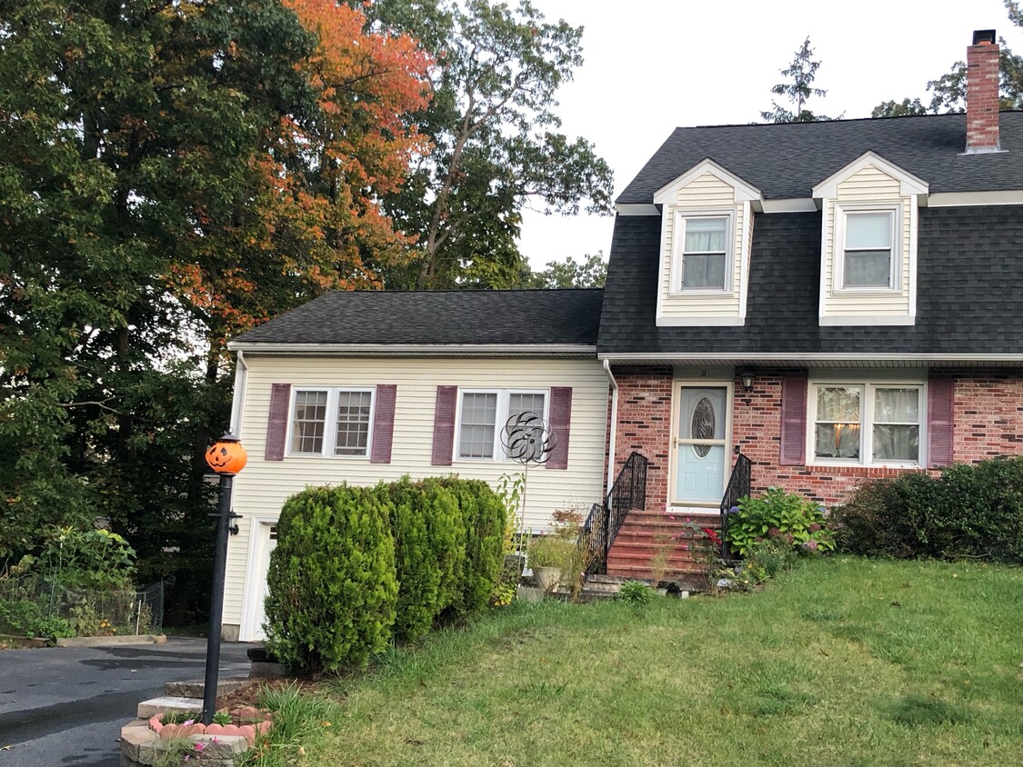 Primary Photo - 11 Poplar Ln
