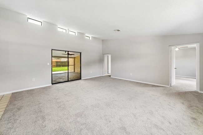 Building Photo - 527 Glade Ct