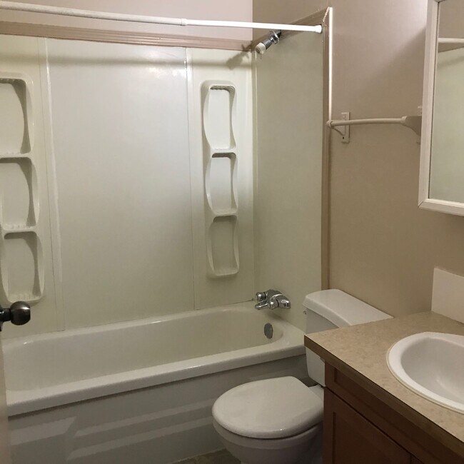 Building Photo - 3 Bed 1 Bath Unit in Red Deer, AB