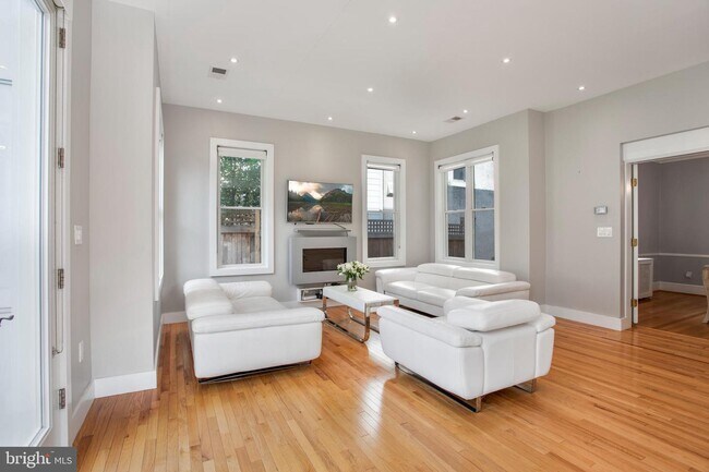 Foto del edificio - 3339 Military Rd NW