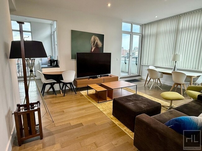 Building Photo - Penthouse 1 bed/1 bath w/ 2 roof decks