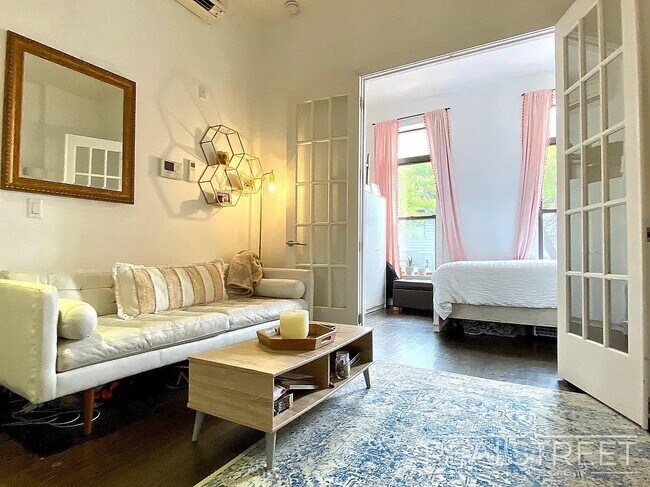 Building Photo - BEAUTIFUL 1 BEDROOM AMAZING LOCATION, Near the L.