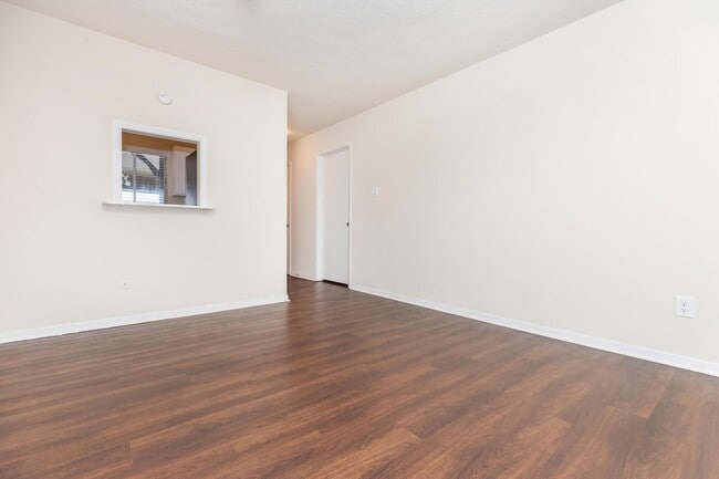 Building Photo - 1955 Camelot St