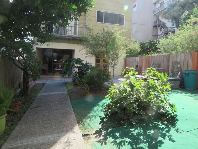 Foto del edificio - Hidden Gem with Outrageous Views - 1 Bedroom w/ Parking