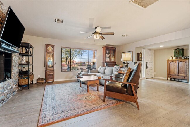 Foto del edificio - 8543 E Jackrabbit Rd