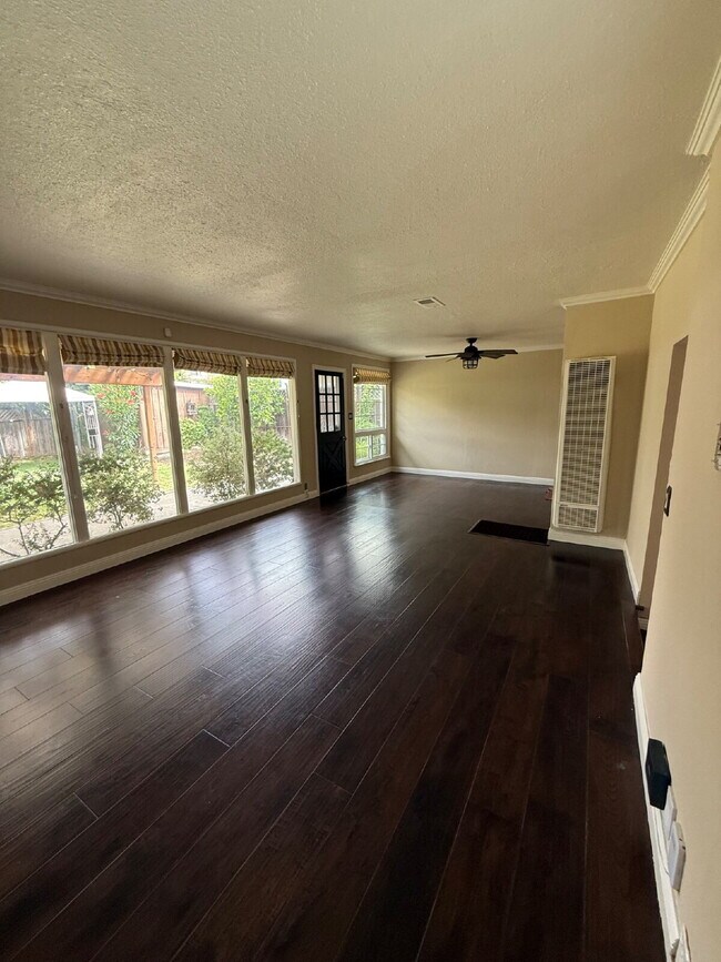 Foto del edificio - Spacious 4 Bedroom 2.5 Bathroom Hayward Home with Fresh Paint and New Carpet
