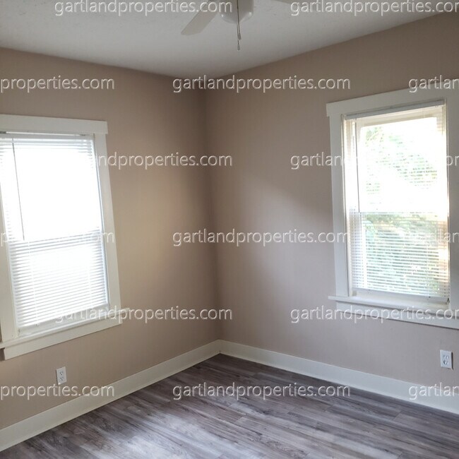 Foto del edificio - House with yard and appliances