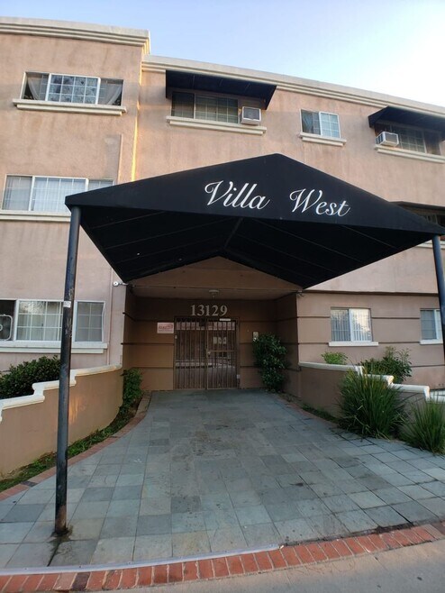Building Photo - 13129 Oxnard St