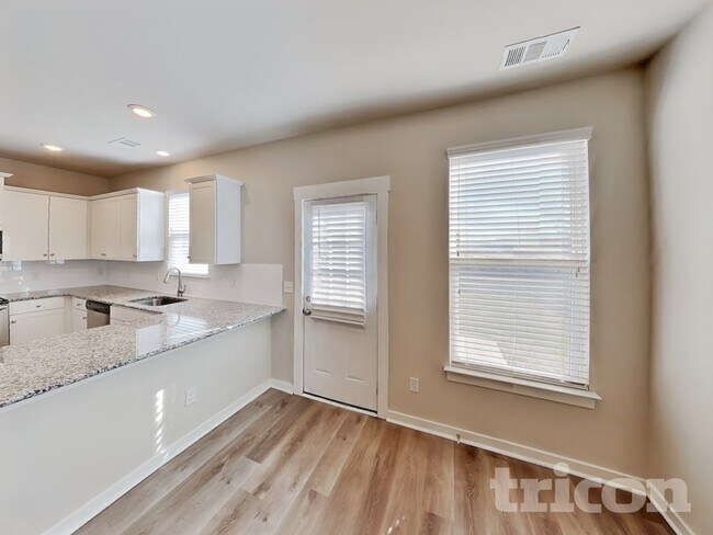 Building Photo - 3025 Commonwealth Dr