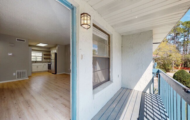 Building Photo - Updated 2 Bedroom / 1 Bathroom Apartment