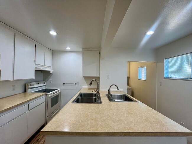 Building Photo - Beautifully Remodeled 3 bedroom 1 bath hom...