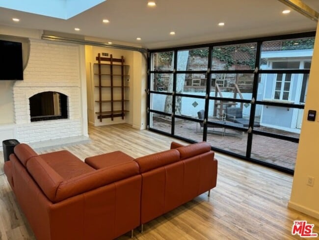 Foto del edificio - 1636 N Beverly Glen Blvd
