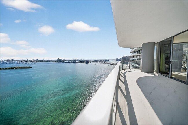 Foto del edificio - 700 NE 24th St