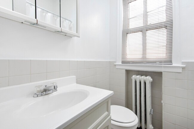 Baño STUD - 515 W. Briar