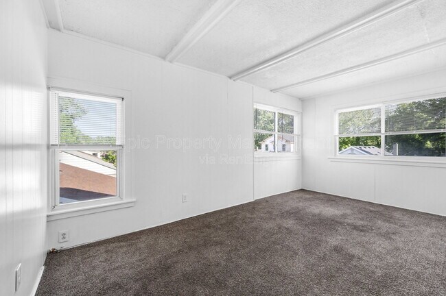 Foto del edificio - 1511 E Harry Ave
