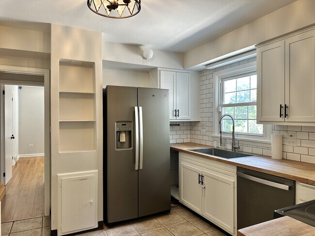 Foto del edificio - 3712 Pinecrest Rd