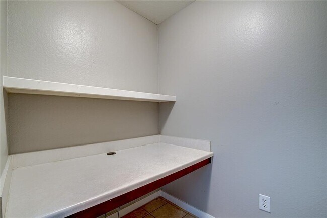 Building Photo - 7575 Kirby Dr