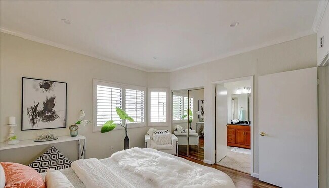 Foto del edificio - "Charming 1-Bedroom Retreat in Prime Santa Clara Location!"