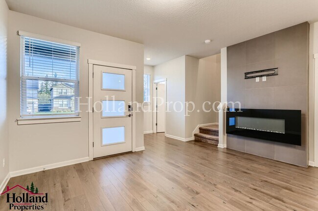 Building Photo - ** COMING SOON ** - Beautiful 3 Bed 2.5 Ba...