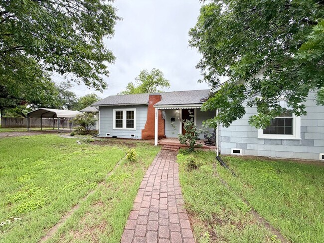 Foto del edificio - Spacious 3 bedroom with its own micro-park!