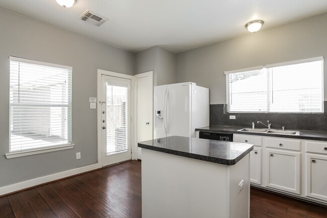 Building Photo - 419 Laurel Sage Dr