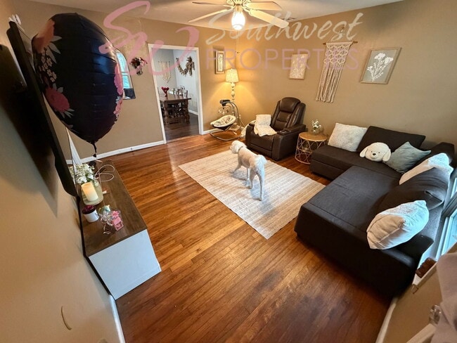 Building Photo - 3 bedroom 1 bath with large bedrooms! Easy walk to campus!