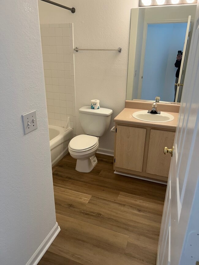 Building Photo - 897 Fording Island Rd