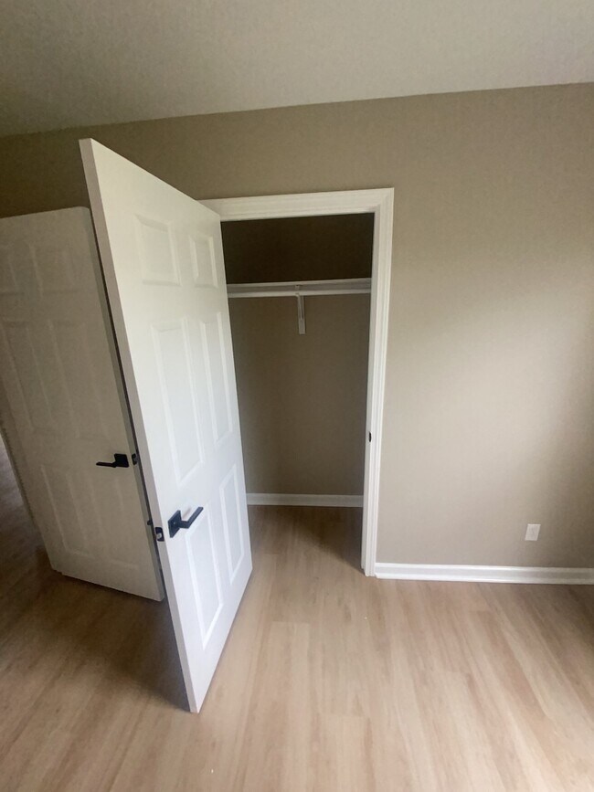 Foto del edificio - 3329D Moorewood Dr