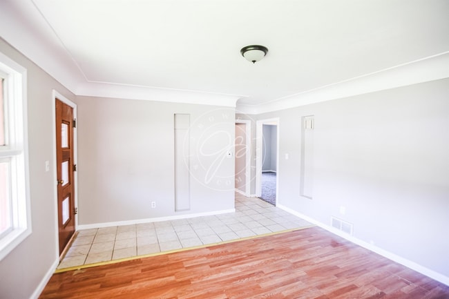 Foto del edificio - 3 bed 2 bath with over 1200 sq feet of space! Many updates! Garage included!