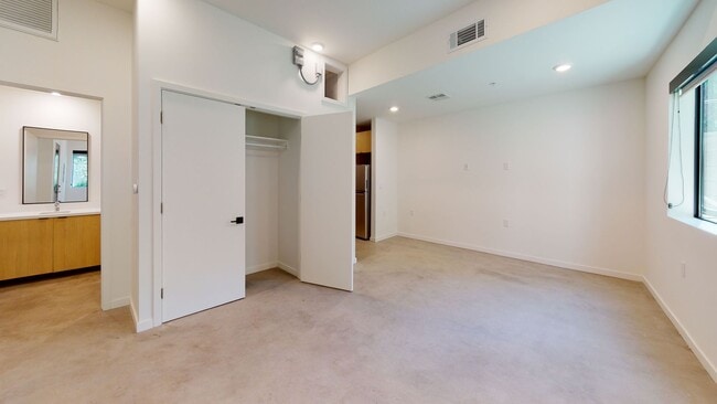 Interior Photo - 527 S Wilton Pl