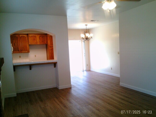 Foto del edificio - NORTHWEST CUTIE !  NEW PAINT AND FLOORING!!!