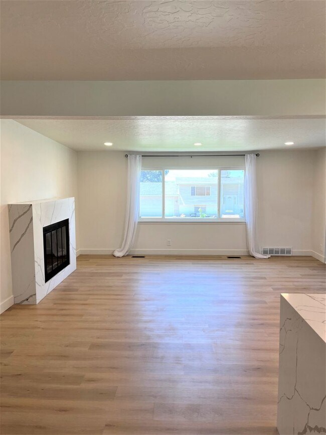 Building Photo - 2 Bedroom Home in Sandy - Internet, Electr...