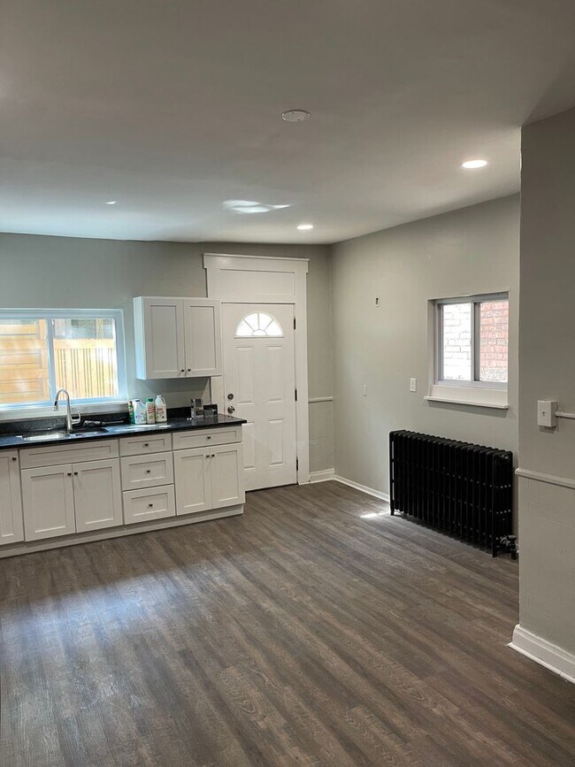 Foto del edificio - FABULOUSLY RENOVATED 4BR, 2Bath HOME IN TH...