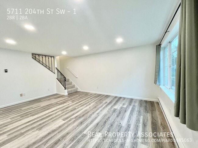 Building Photo - 2 Bed/1.5 Bath in Lynnwood! **Remodeled Ki...