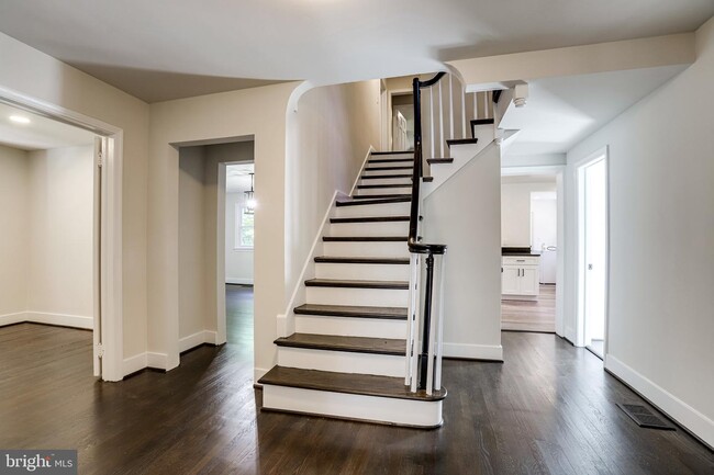 Building Photo - 6087 Dumfries Rd