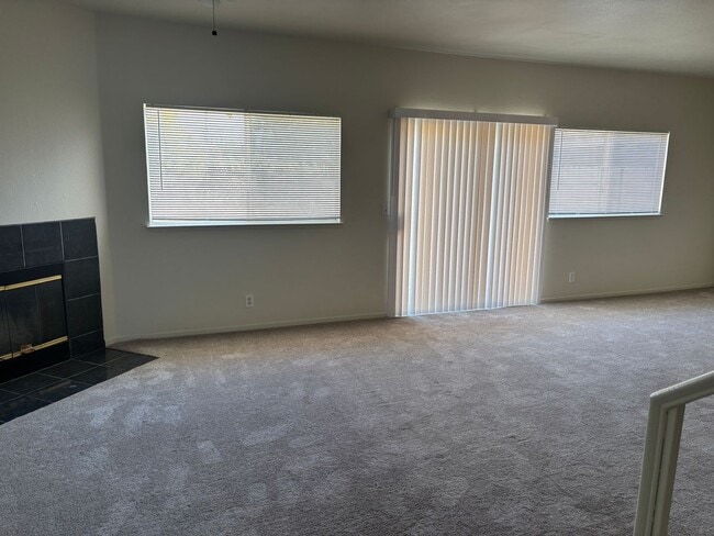 Building Photo - Conveniently Located Next to Light Rail an...