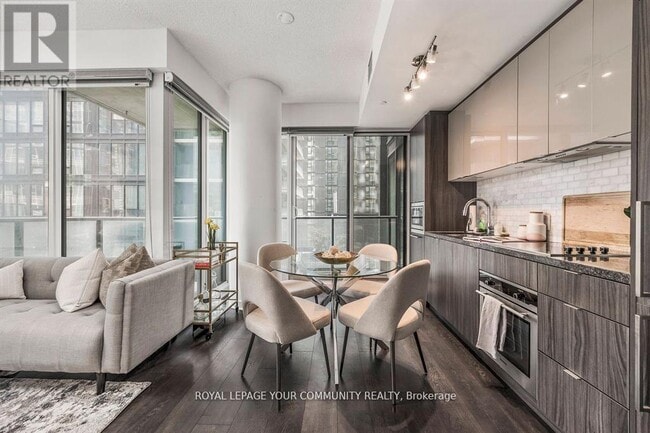 Building Photo - 125-1125 Blue Jays Way