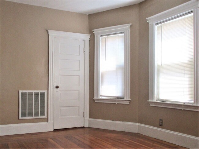 Building Photo - 209 Parsons St