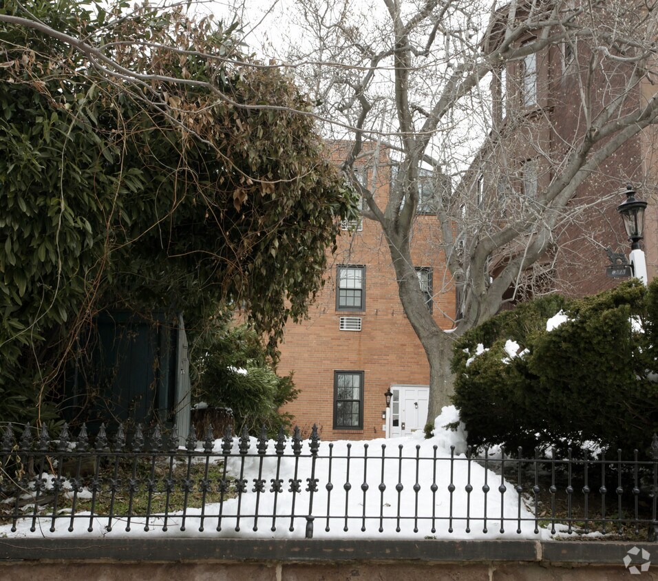 Building Photo - 2313 Green St
