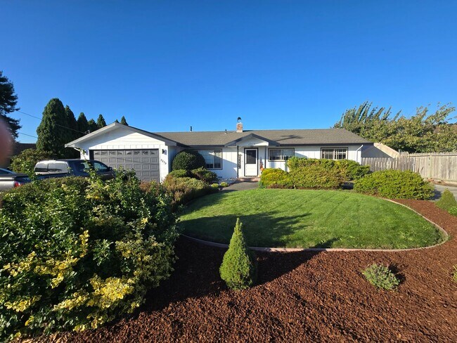 Foto del edificio - Stunning 4BR/2BA Fortuna home in quiet nei...