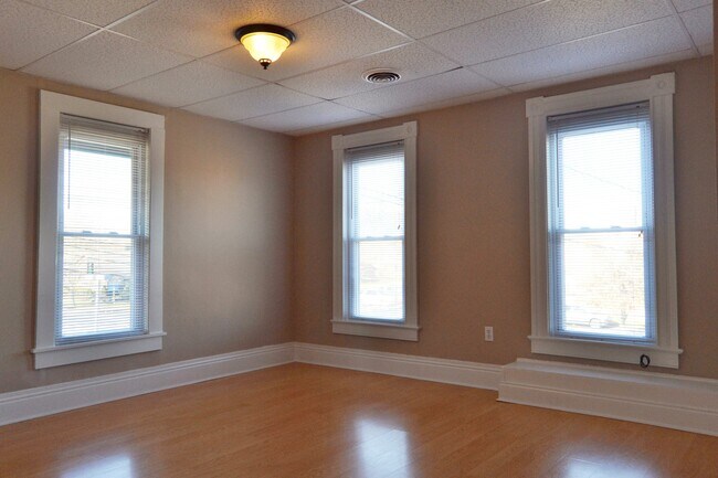 Building Photo - 631 W Church St
