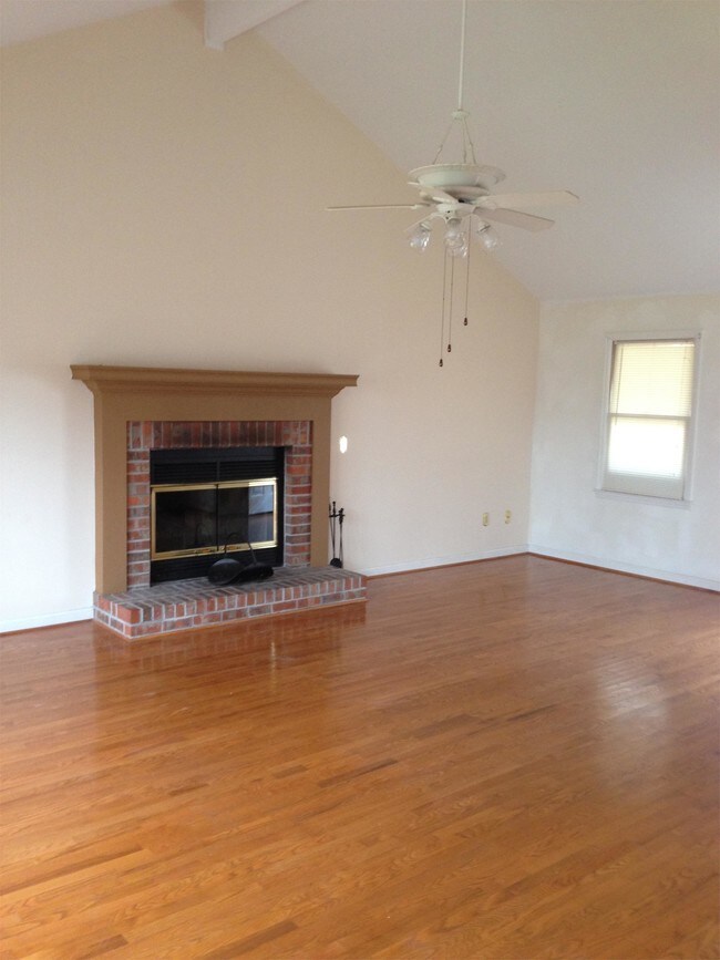 Building Photo - 64 Hickory Ln